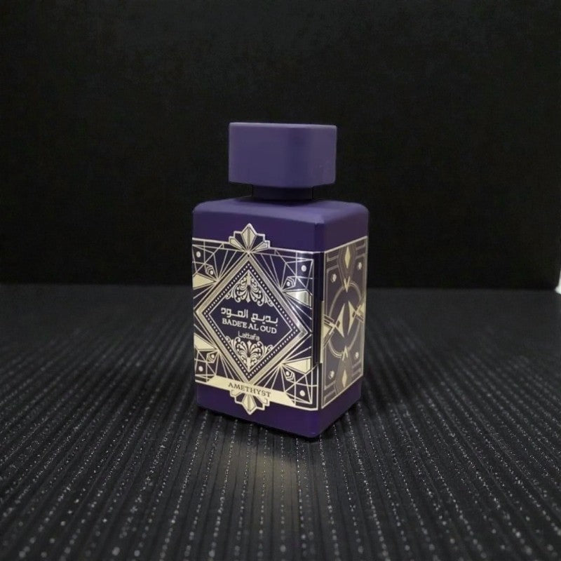 Lattafa Bade'e Al Oud Amethyst EDP: Rosa, Oud, Pimienta Negra y Vainilla. ¡El Lujo Púrpura de Oriente!